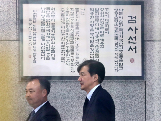 '검사선서' 앞 조국 장관      (천안=연합뉴스) 김준범 기자 = 조국 법무부 장관이 25일 오후 충남 천안시 대전지검 천안지청을 나오고 있다. 조 장관은 이날 천안지청에서 검사·직원들과 대화를 나눴다. 2019.9.25      psykims@yna.co.kr  (끝)